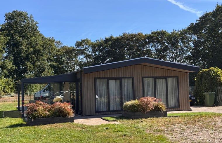 Sonnige Fassade eines Ferienhauses in Weert, Limburg, mit moderner Architektur und viel natuerlichem Licht.