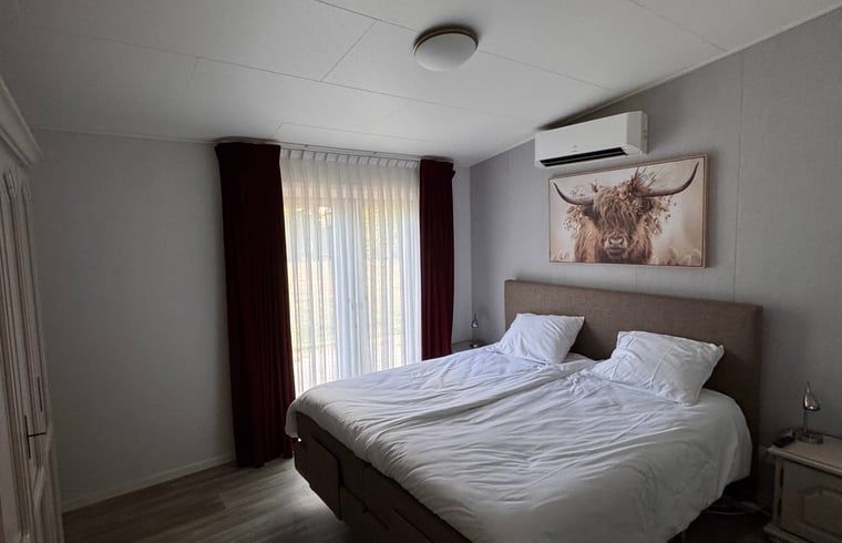 Gemuetliches Schlafzimmer im Ferienhaus in Weert, Limburg, mit Kunst und natuerlichem Licht.