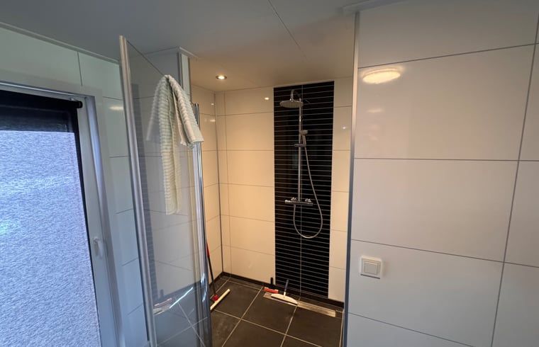 Zweites Schlafzimmer im Ferienhaus in Weert, Limburg, mit bequemen Betten und Klimaanlage.