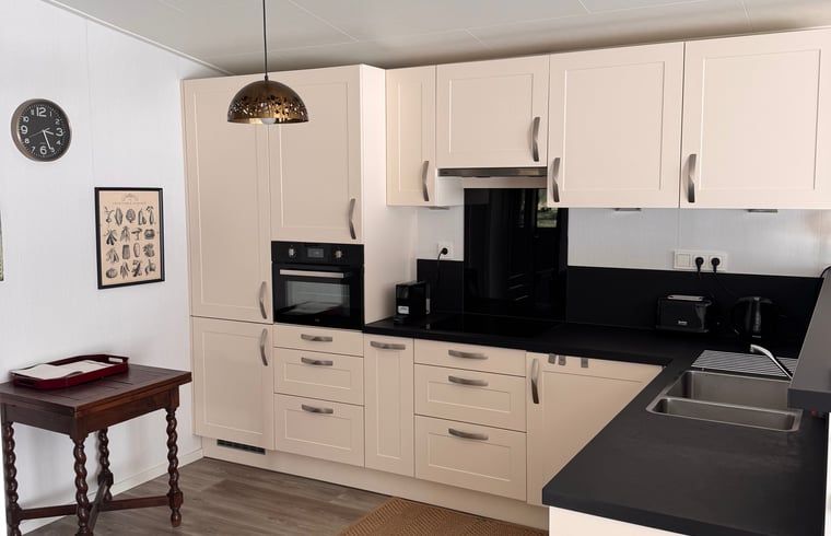 Moderne Kueche im Ferienhaus in Weert, Limburg, komplett ausgestattet fuer einen schoenen Aufenthalt.