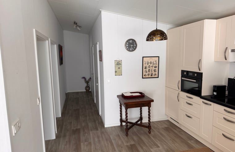 Halle in Ferienhaus in Weert, Mittellimburg, mit Zugang zu mehreren Raeumen und moderner Einrichtung.