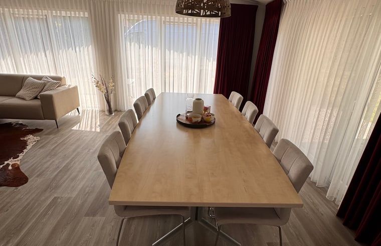 Esszimmer im Ferienhaus in Weert, Limburg, mit grossem Tisch fuer gemuetliche Abendessen in Mittellimburg.