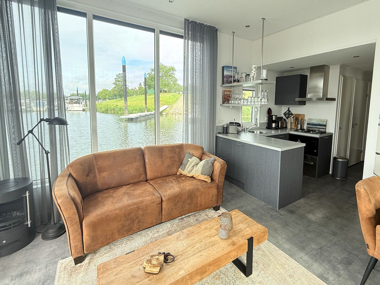 Verblijf 371420 - Appartement Midden Limburg - Appartement Maasterp - Woonboot 1