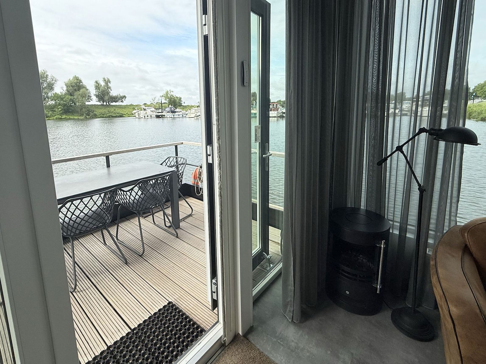 Verblijf 371420 - Appartement Midden Limburg - Appartement Maasterp - Woonboot 1