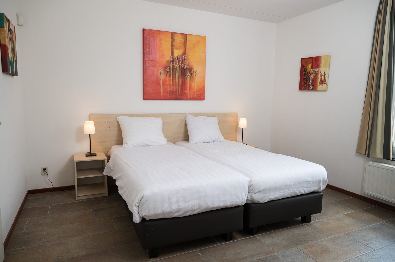 Stijlvolle slaapkamer in Tuinvilla | 2-6 Pers vakantiehuis in Heel, Limburg met moderne kunst aan de muur.