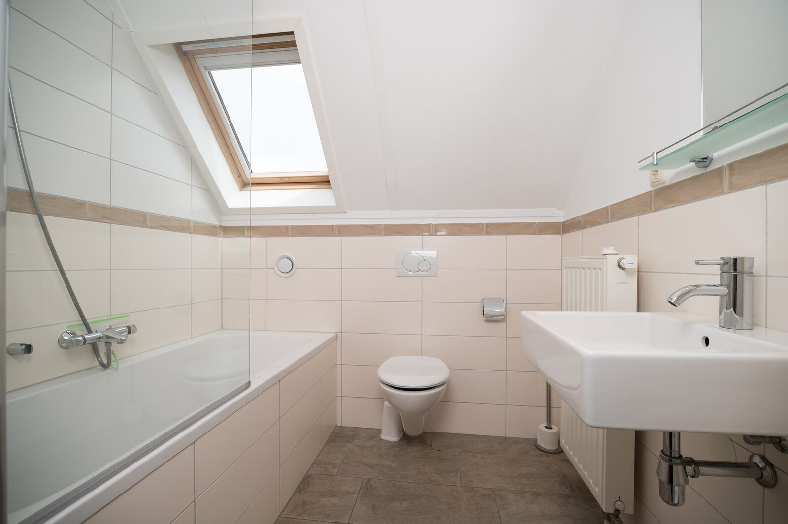 Badkamer met dakraam in Tuinvilla | 2-6 Pers vakantiehuis in Heel, Limburg voor veel natuurlijk licht.