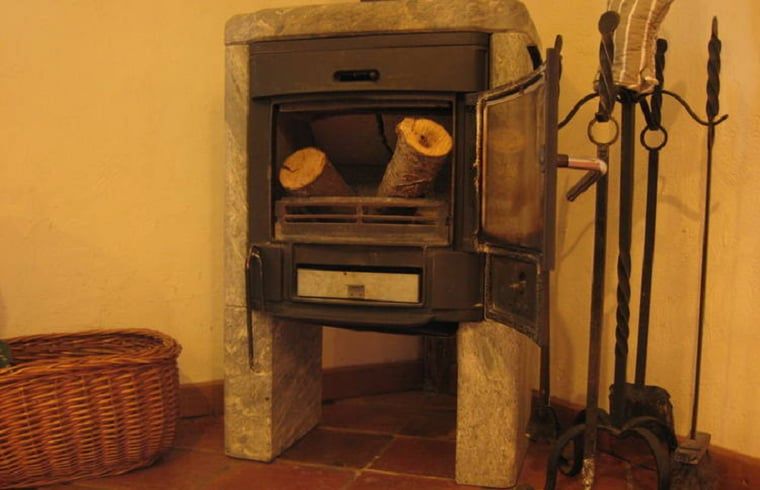 Gezellige houtkachel in Huisje in Leudal, vakantiehuis in Midden Limburg, ideaal voor knusse avonden in de natuur.