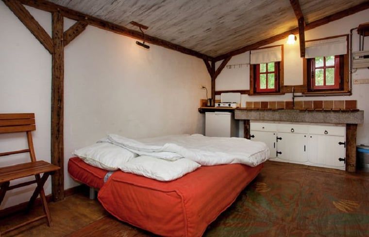 Gezellige slaapkamer in Huisje in Leudal, vakantiehuis in Midden Limburg met rustieke inrichting en natuurlijke lichtinval.