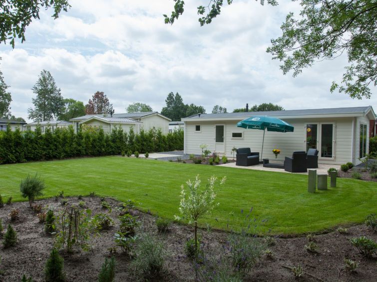 Groene tuin bij Vakantiehuis Berkel 6 in Susteren, Limburg.
