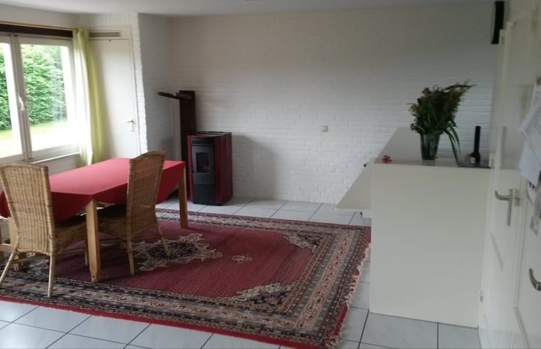 Helles und geraeumiges Esszimmer im Ferienhaus in Susteren, Limburg, ideal fuer Familienessen.