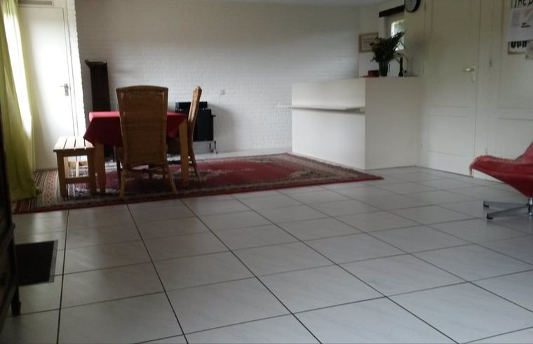 Ferienhaus in Susteren, Limburg mit modernem Wohnzimmer und viel natuerlichem Licht.