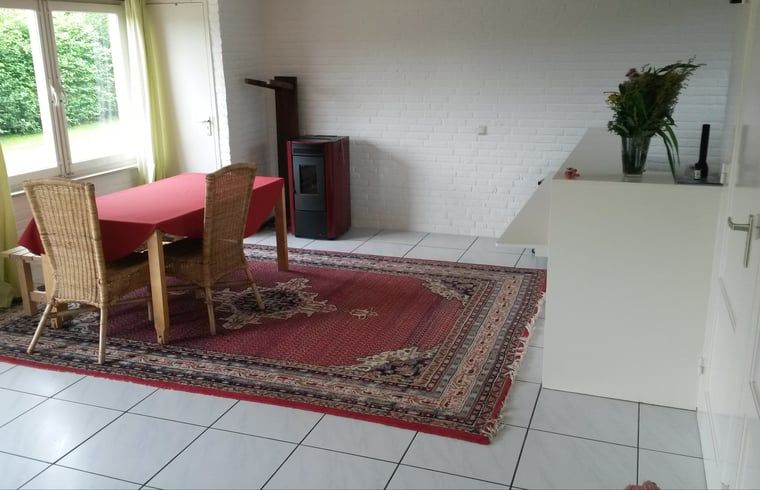 Esszimmer im Ferienhaus in Susteren, Limburg mit Blick auf den Garten, ideal fuer das Fruehstueck.