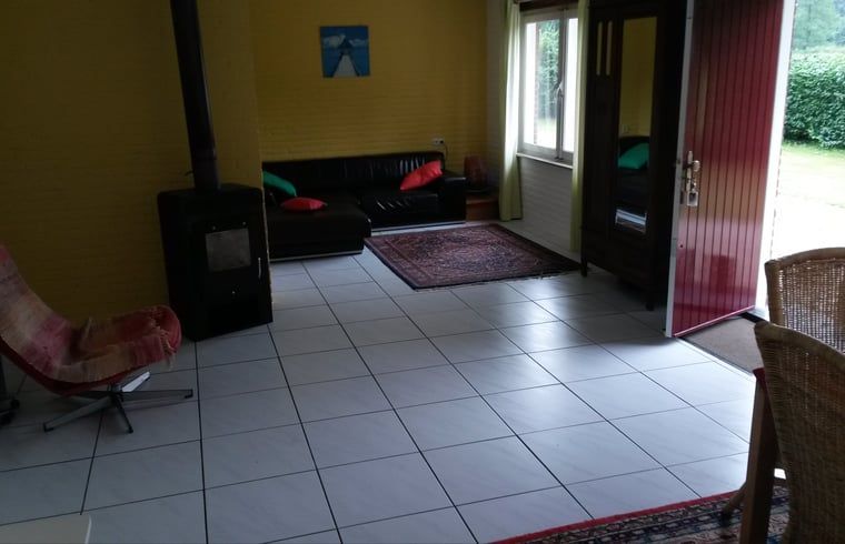 Gemuetliche Sitzecke im Ferienhaus in Susteren, Limburg, ideal zum Entspannen nach einem Tag voller Entdeckungen.