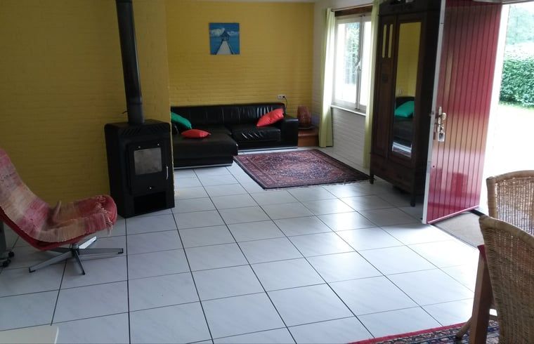 Offenes Wohnzimmer im Ferienhaus in Susteren, Limburg mit Zugang zum Garten.