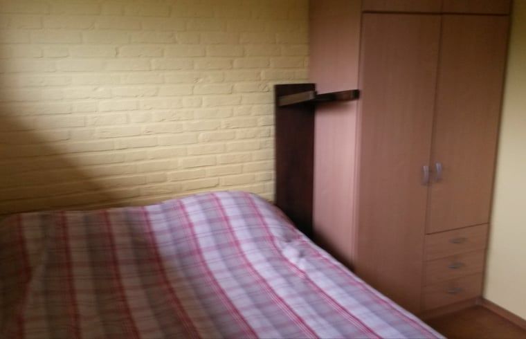 Schlafzimmer im Ferienhaus in Susteren, Limburg mit bequemen Betten und erholsamer Atmosphaere.