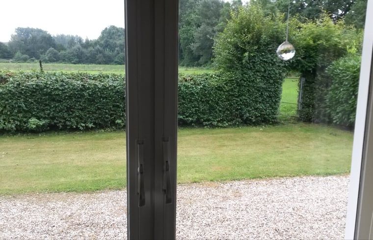 Gartenblick vom Ferienhaus in Susteren, Limburg, ideal fuer Naturliebhaber.