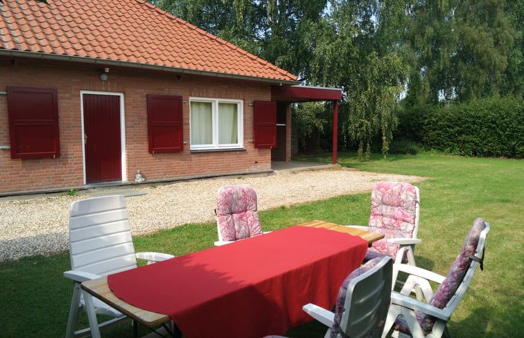 Aussenbereich im Ferienhaus in Susteren, Limburg mit gemuetlicher Sitzecke fuer Mahlzeiten im Freien.