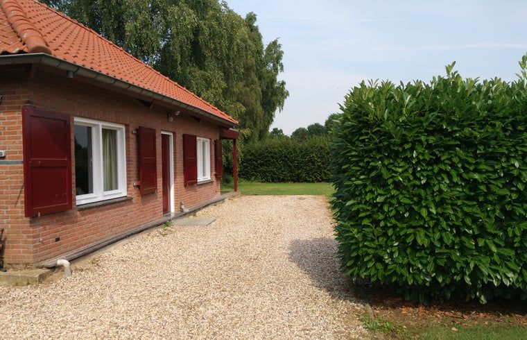 Ferienhaus in Susteren, Limburg mit geraeumiger Auffahrt und gruener Umgebung.