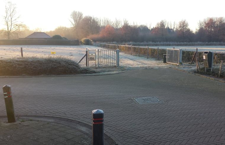 Zugang zum Ferienhaus in Susteren, Limburg mit laendlichem Charme und ruhiger Atmosphaere.