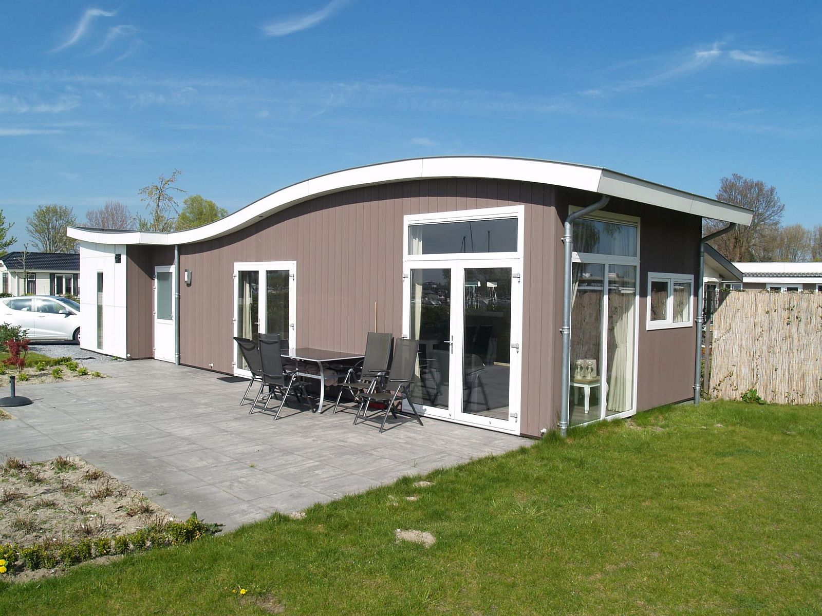 Pavilion 6 vakantiehuis in Susteren, Limburg met ruime veranda en groene omgeving, ideaal voor ontspanning in Midden Limburg.