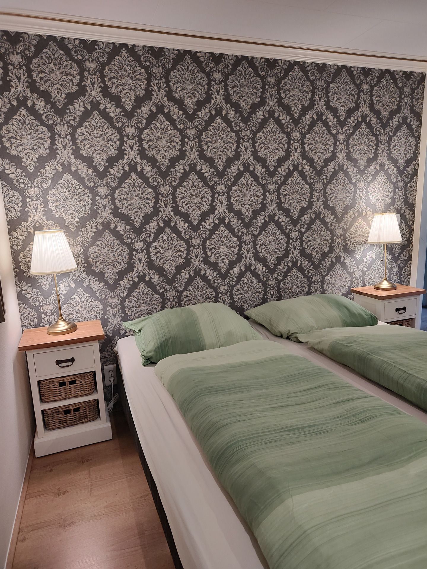 Attraktives Schlafzimmer im Chalet in Susteren, Mittellimburg, Limburg, mit luxuriser Tapete und bequemen Betten.