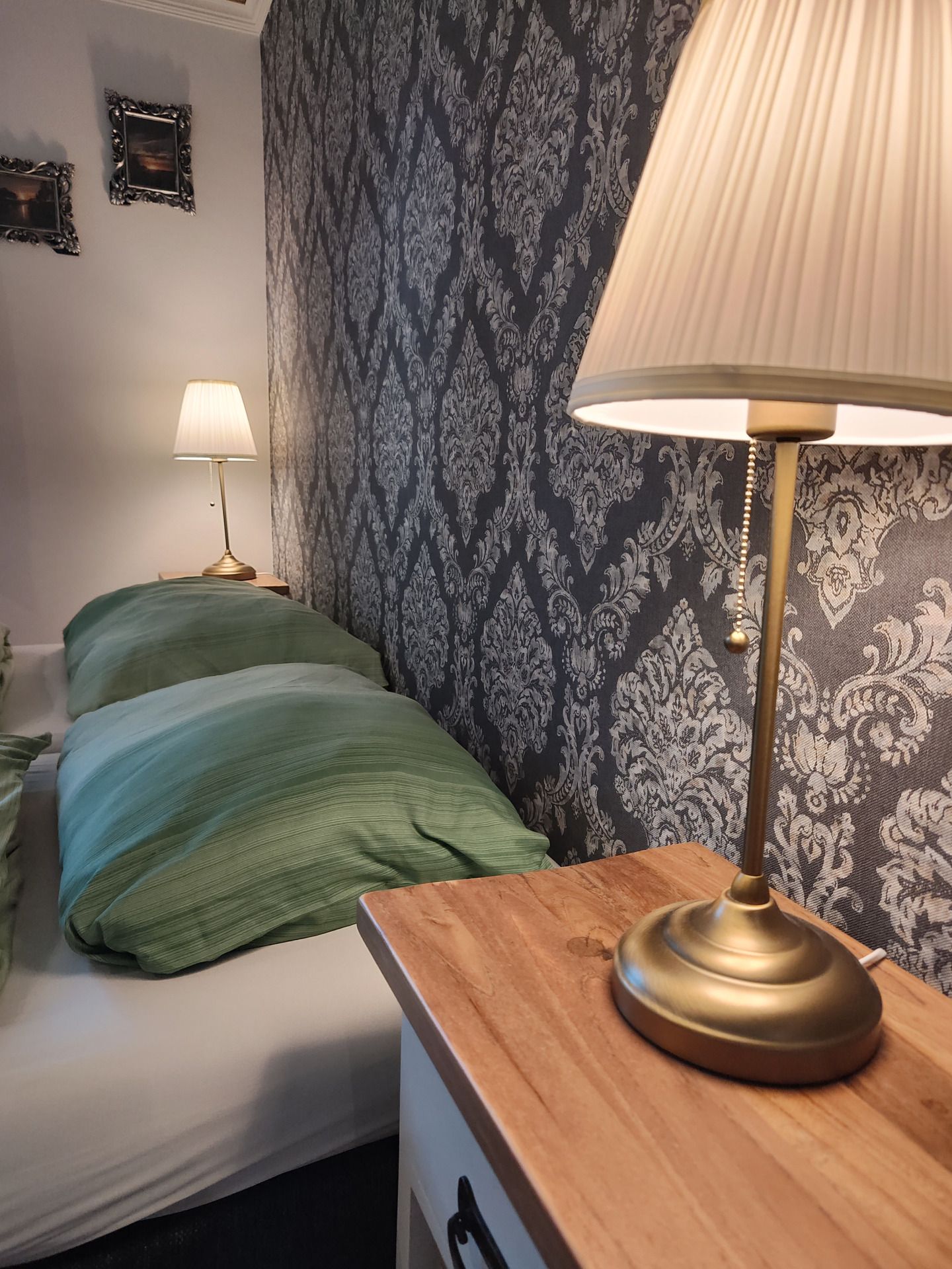 Gemtliche Schlafzimmerbeleuchtung im Chalet in Susteren, Mittellimburg, Limburg, fr eine entspannte Atmosphre.