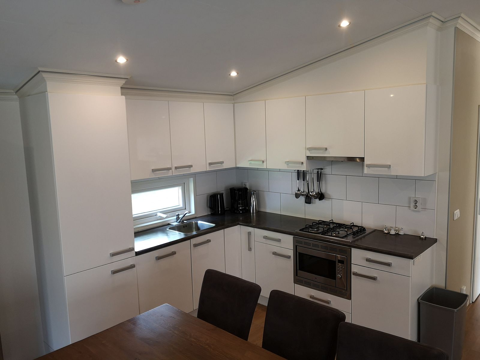 Moderne Kche im Chalet in Susteren, Mittellimburg, Limburg, komplett ausgestattet fr kulinarische Abenteuer.