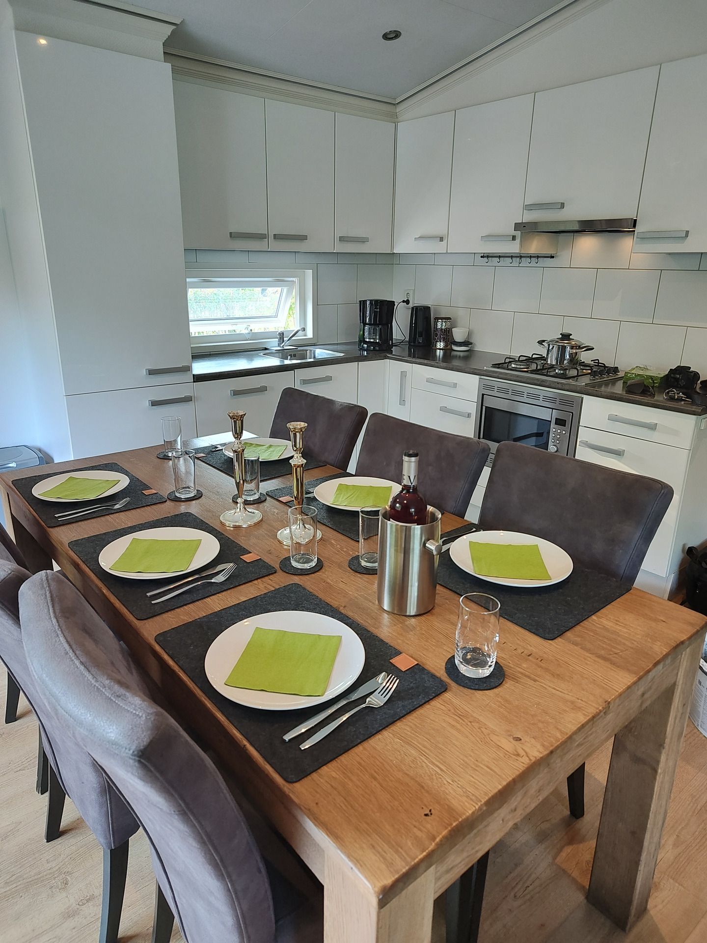 Essecke im Chalet in Susteren, Mittellimburg, Limburg, mit gedecktem Tisch fr gemtliche Abendessen.