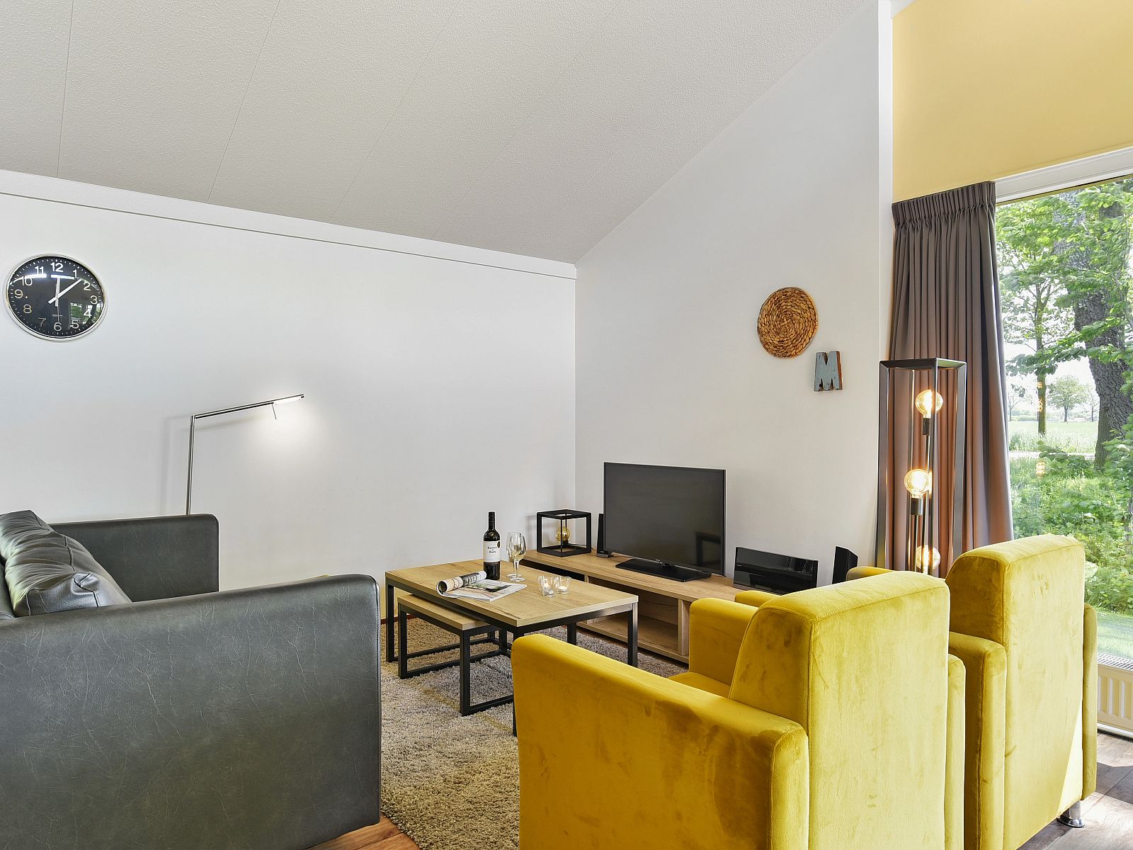 Stijlvolle woonkamer van Landgoed Aerwinkel 4-persoons bungalow 4BL in Posterholt, Limburg, met open keuken en comfortabele zitruimte.