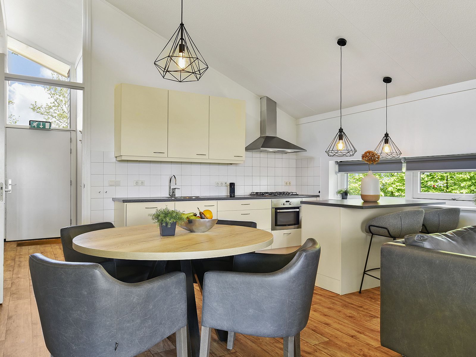 Eetruimte in Landgoed Aerwinkel 4-persoons bungalow 4BL, Posterholt, Limburg, met moderne inrichting en kunst aan de muur.