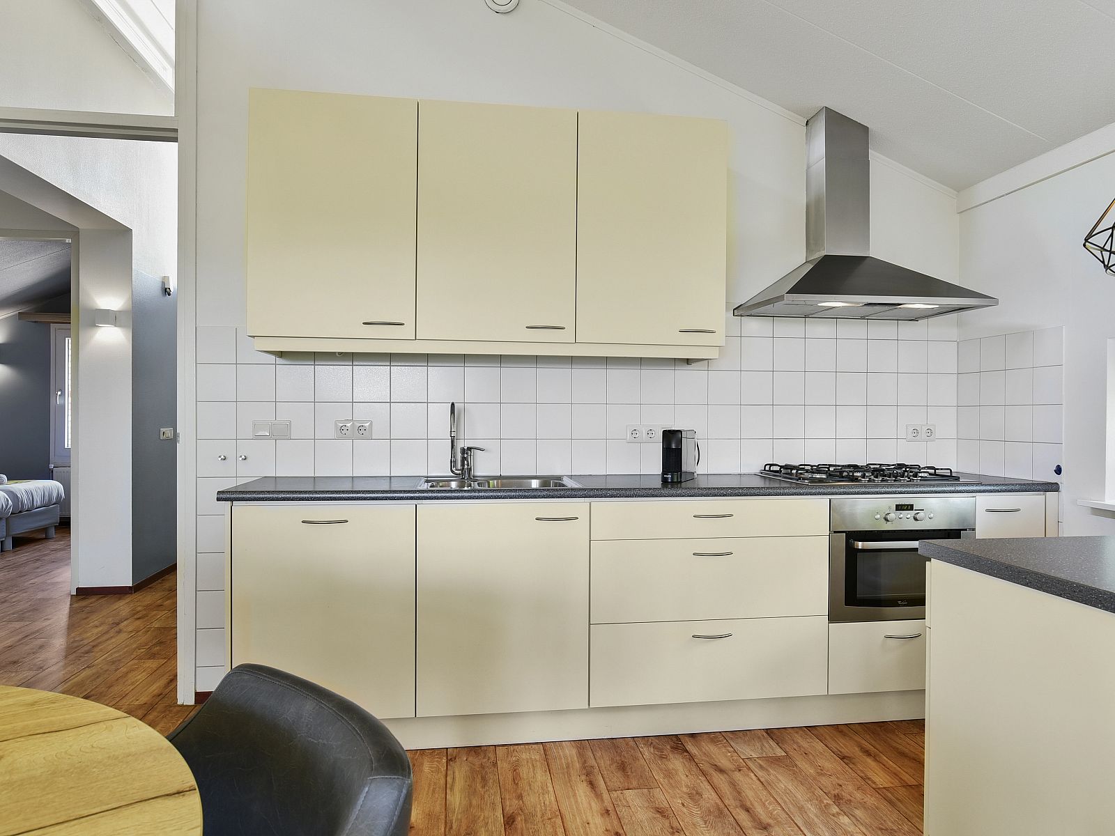 Moderne keuken in Landgoed Aerwinkel 4-persoons bungalow 4BL, Posterholt, Limburg, met toegang tot de slaapkamer.