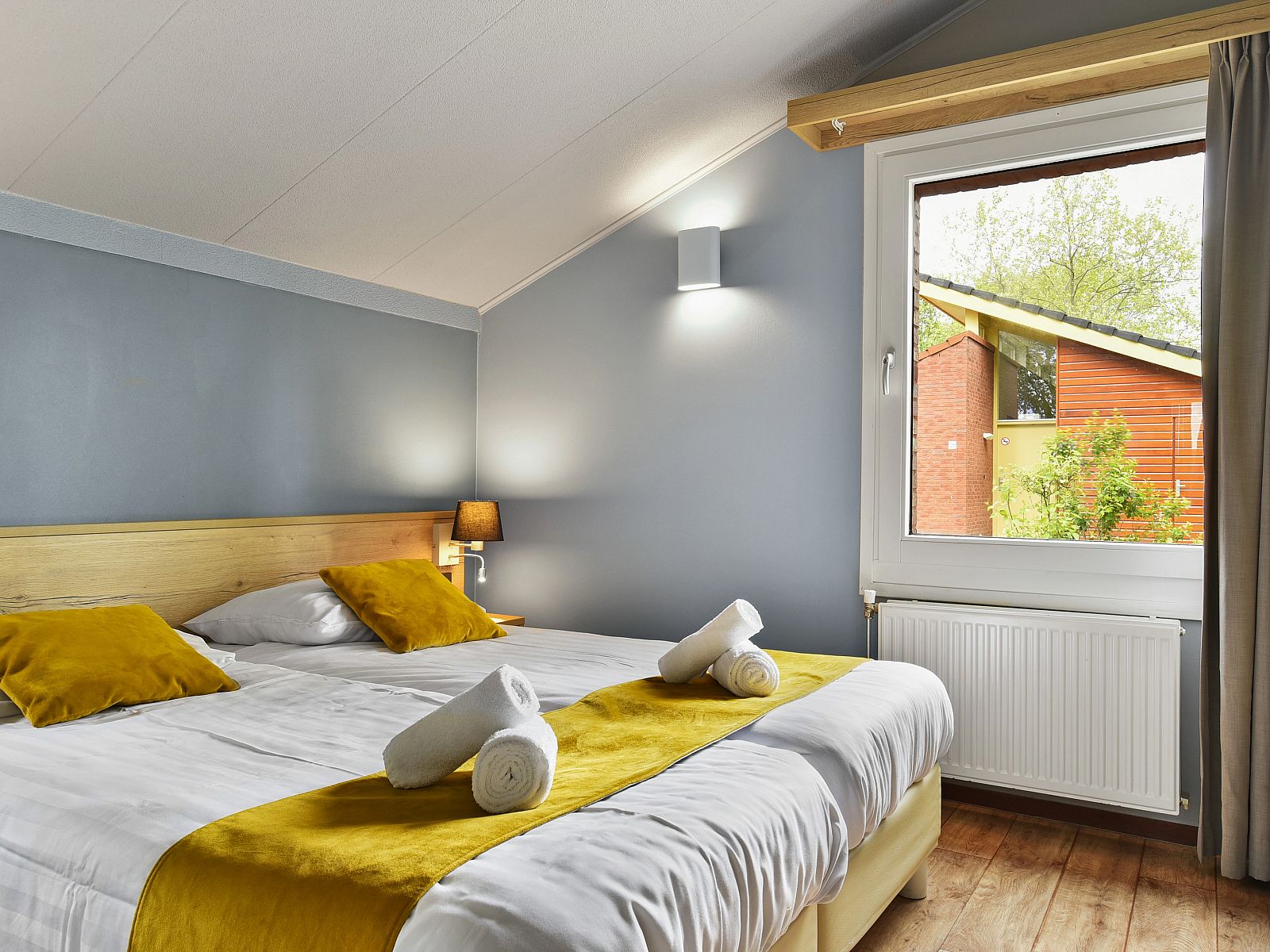 Buitenterras van Landgoed Aerwinkel 4-persoons bungalow 4BL in Posterholt, Limburg, met comfortabele stoelen en groene omgeving.