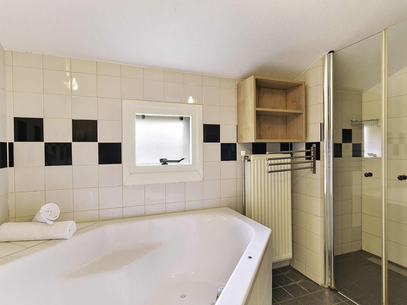 Luxe badkamer met bad in Landgoed Aerwinkel 4-persoons bungalow 4BL, Posterholt, Limburg, voor ultieme ontspanning.