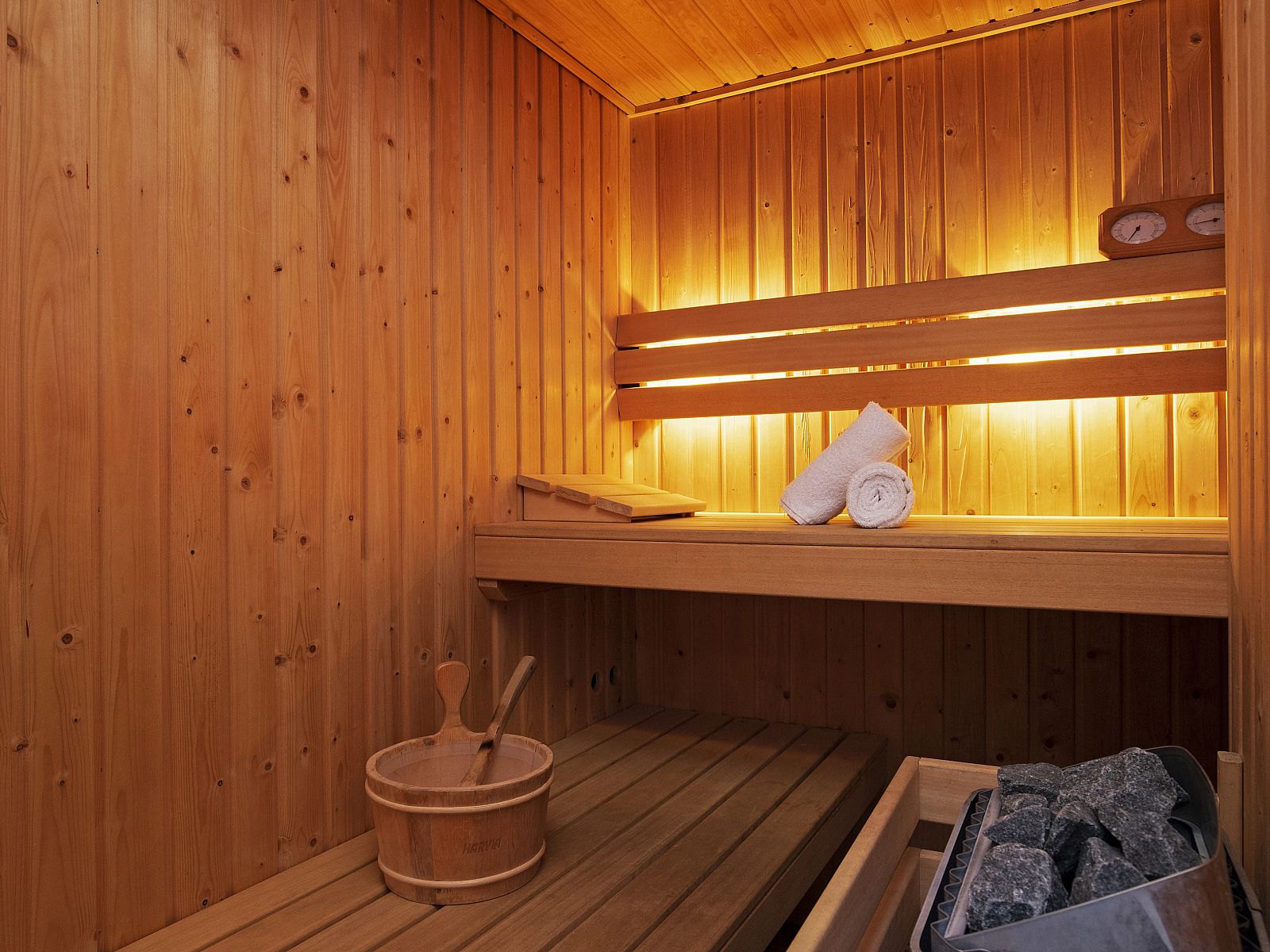 Tweede slaapkamer in Landgoed Aerwinkel 4-persoons bungalow 4BL, Posterholt, Limburg, met comfortabel bed en natuurlijke lichtinval.