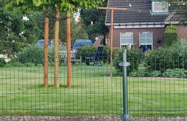 Geniessen Sie den gruenen Garten von Huisje in Kelpen-Oler, einem Ferienhaus in Mittellimburg, mit schoener Aussicht auf die Natur.