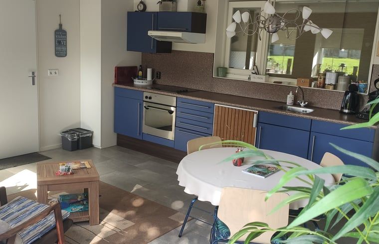 Gemuetliche Kueche und Essbereich im Huisje in Kelpen-Oler, einem Ferienhaus in Mittellimburg, ideal fuer einen entspannten Aufenthalt.