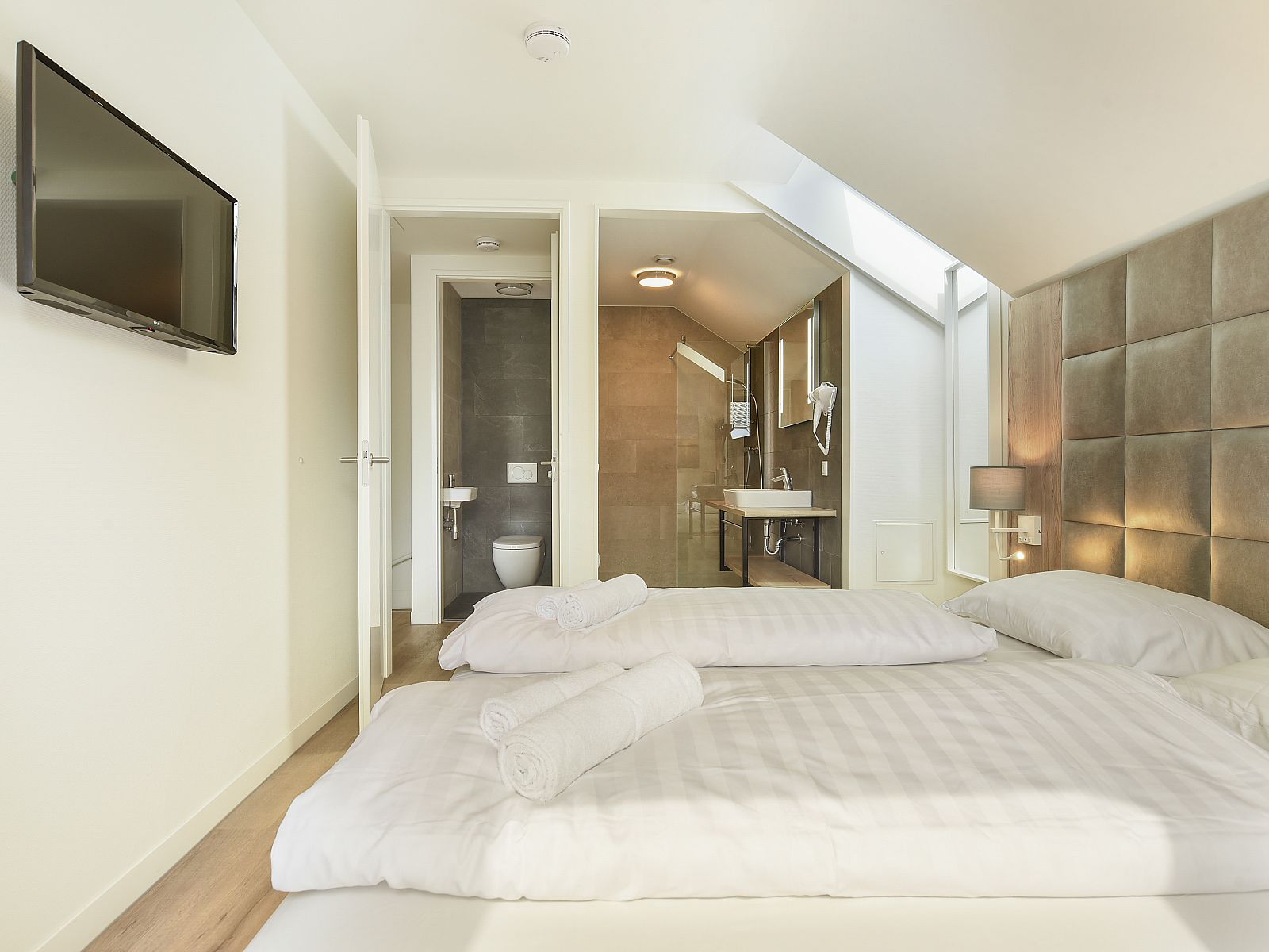 Verblijf 380850 - Bungalow Noord Limburg - 4-persoons waterwoning | 4CE