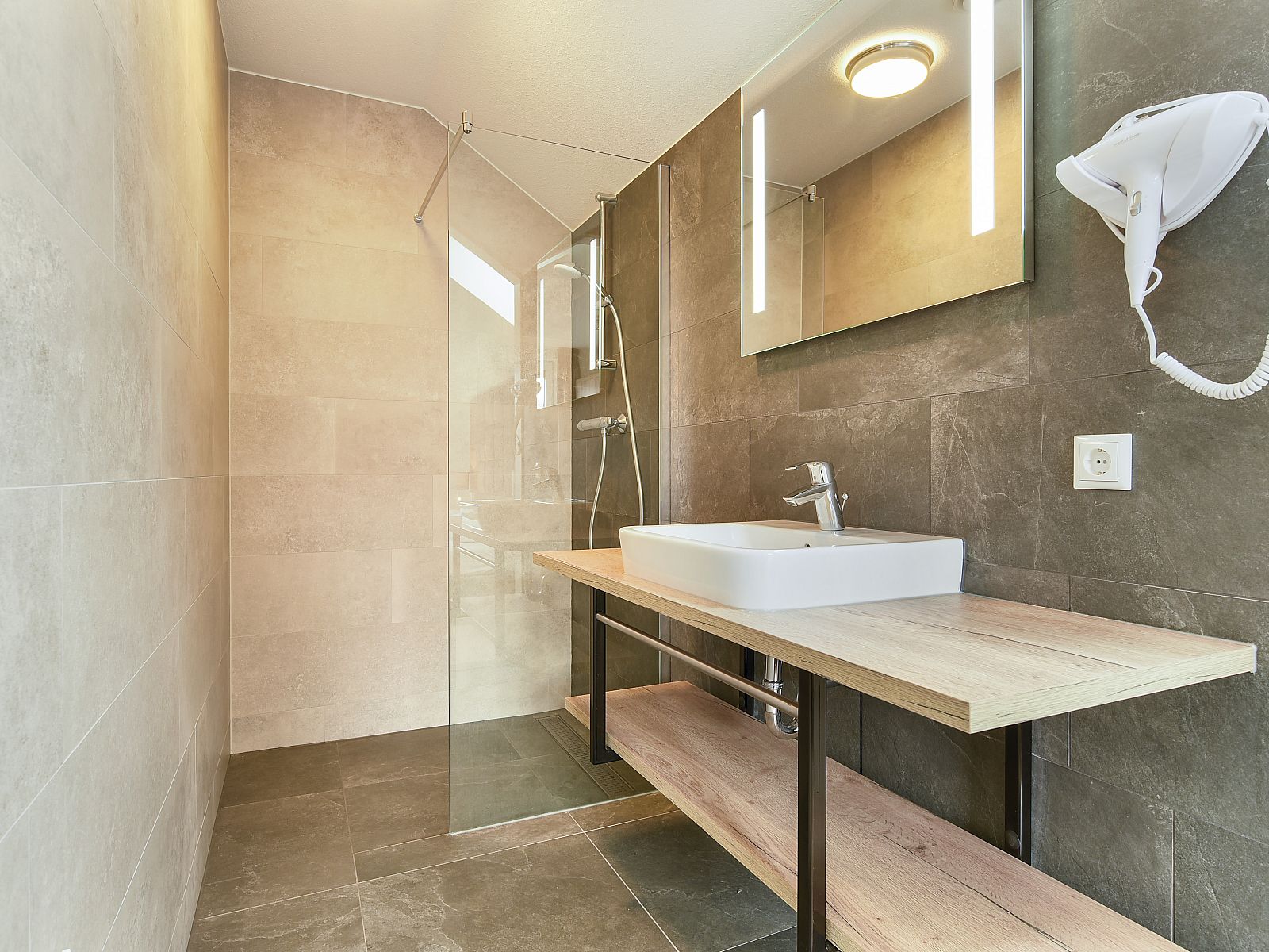 Verblijf 380850 - Bungalow Noord Limburg - 4-persoons waterwoning | 4CE