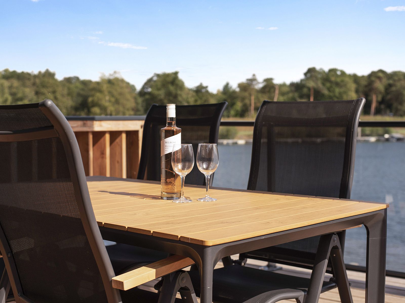 Verblijf 380850 - Bungalow Noord Limburg - 4-persoons waterwoning | 4CE