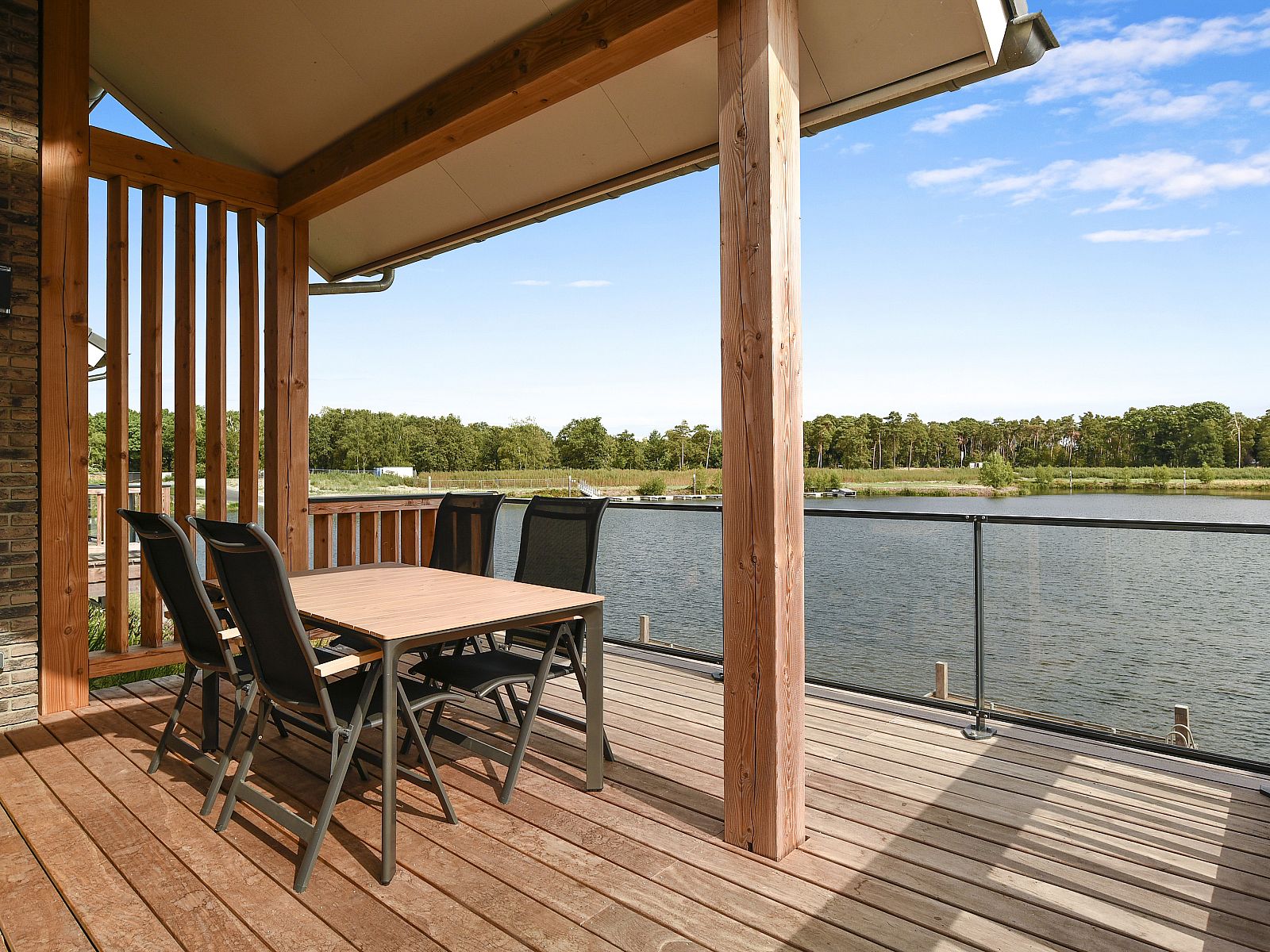 Verblijf 380850 - Bungalow Noord Limburg - 4-persoons waterwoning | 4CE