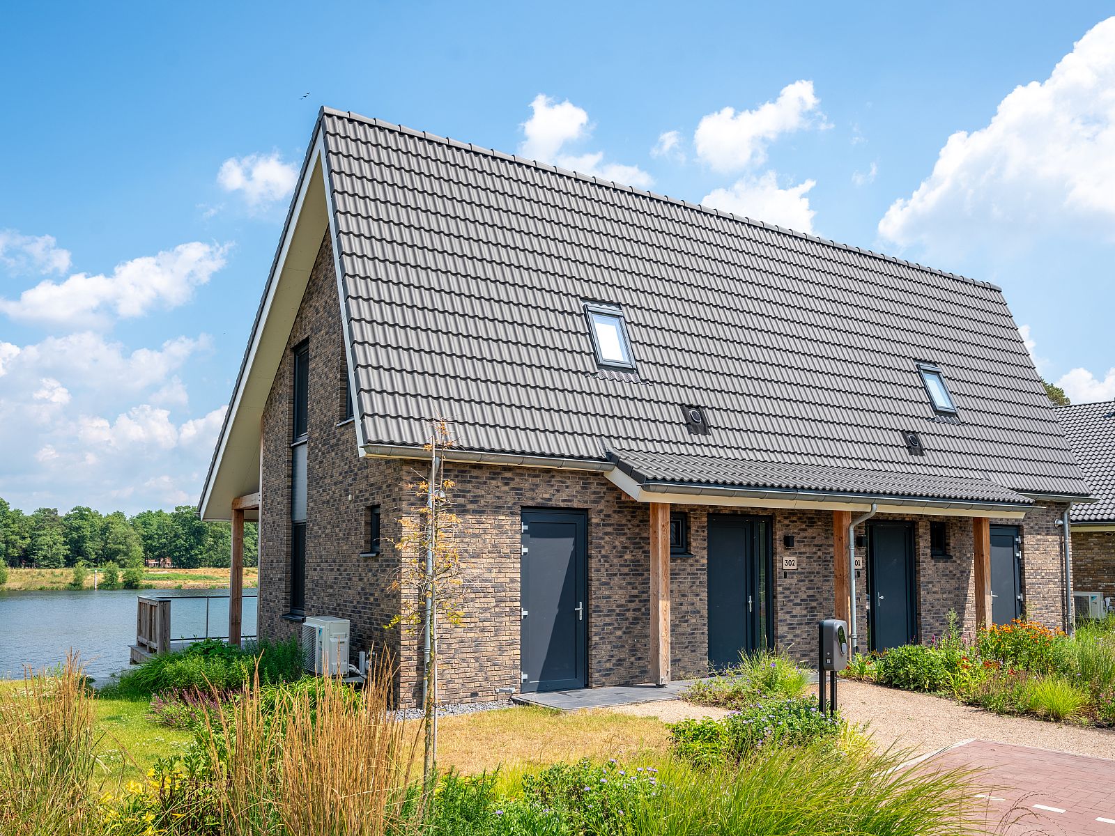 Verblijf 380850 - Bungalow Noord Limburg - 4-persoons waterwoning | 4CE