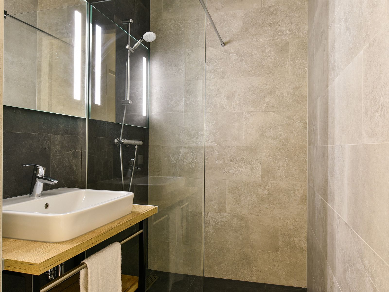 Verblijf 380858 - Bungalow Noord Limburg - 12-persoons watervilla | 12CE