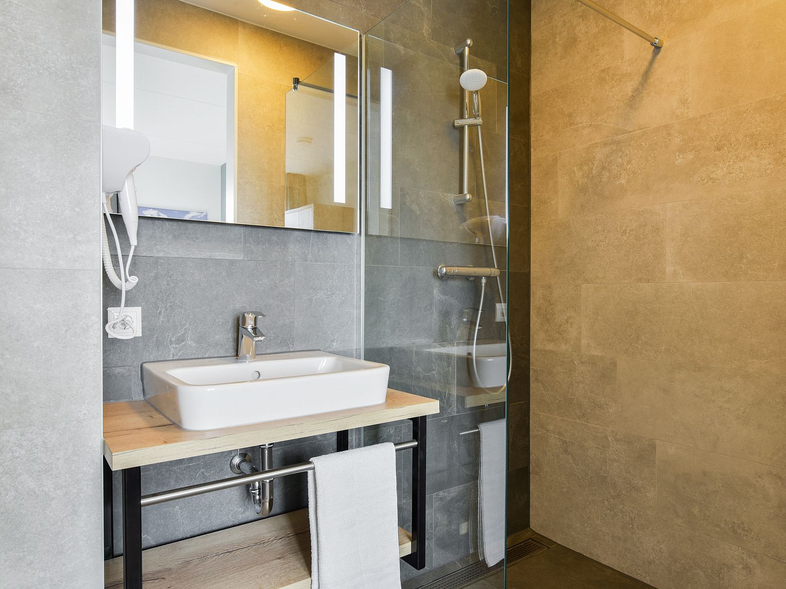 Verblijf 380858 - Bungalow Noord Limburg - 12-persoons watervilla | 12CE