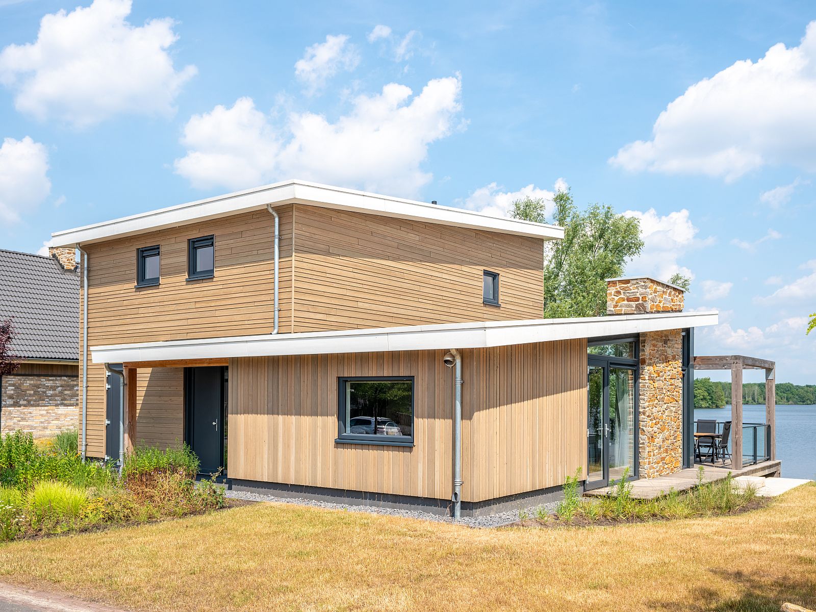 Verblijf 380858 - Bungalow Noord Limburg - 12-persoons watervilla | 12CE