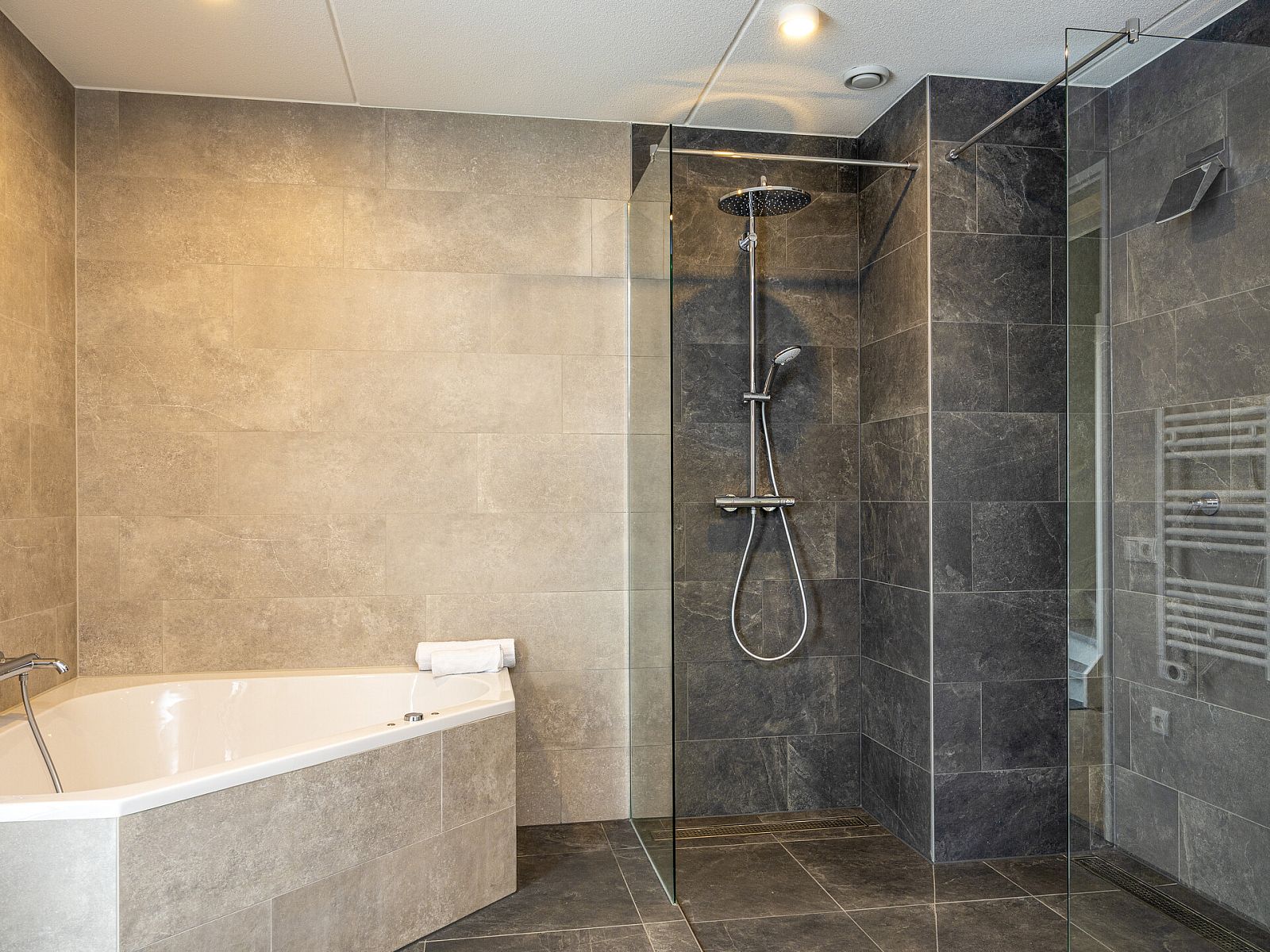 Guest house 380860 - Bungalow Noord Limburg - 4-persoons wellnessvilla | 4ELW