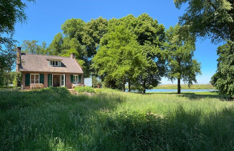 Gemuetliches Ferienhaus in Geijsteren, Nord-Limburg, mit Blick auf ueppige Waelder und Wasser.