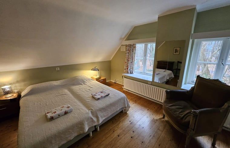 Gemuetliches Schlafzimmer im Ferienhaus in Geijsteren, Nord-Limburg, mit grossem Bett und viel Licht.