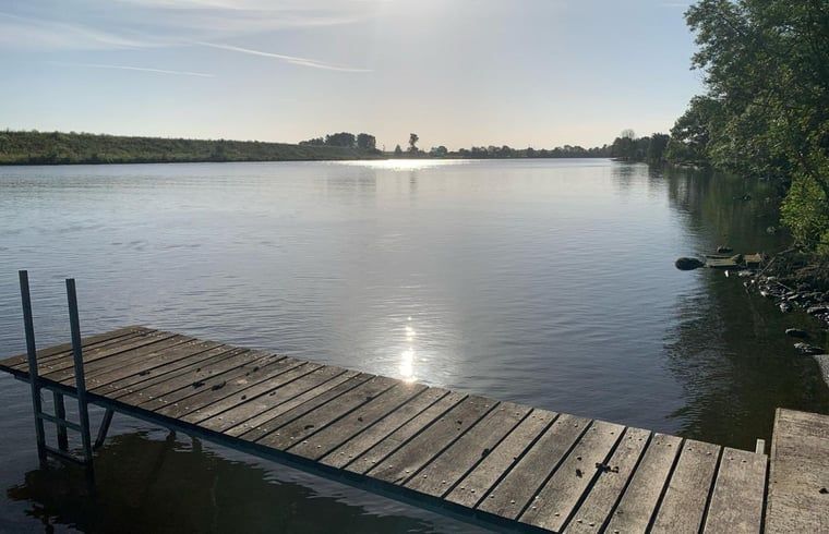 Ruhiger Wassersteg am Ferienhaus in Geijsteren, Nord-Limburg, ideal zum Entspannen.