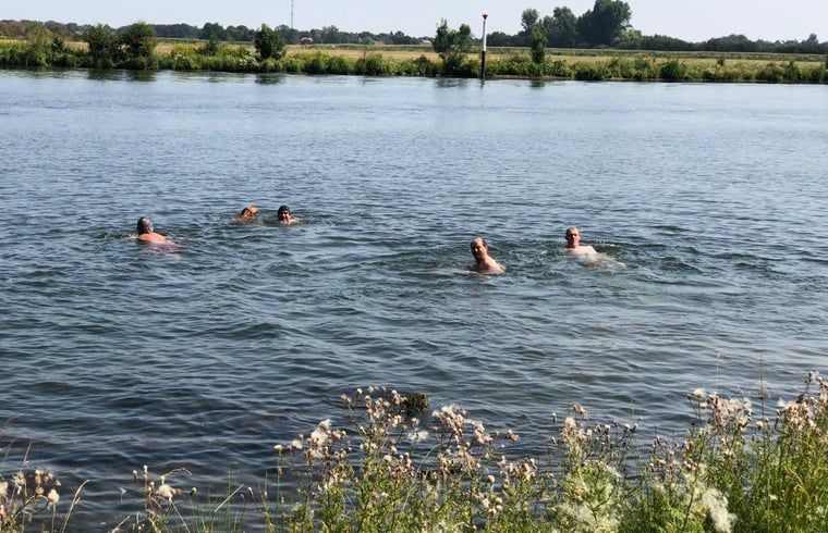 Schwimmen im nahe gelegenen Fluss im Ferienhaus in Geijsteren, Nord-Limburg, umgeben von Natur.