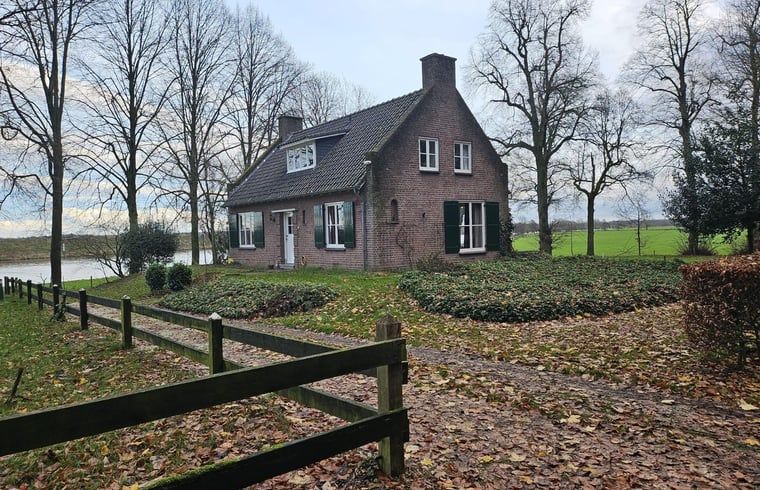 Herbstlandschaft rund um das Ferienhaus in Geijsteren, Nord-Limburg, mit bunten Blaettern und heiterer Atmosphaere.